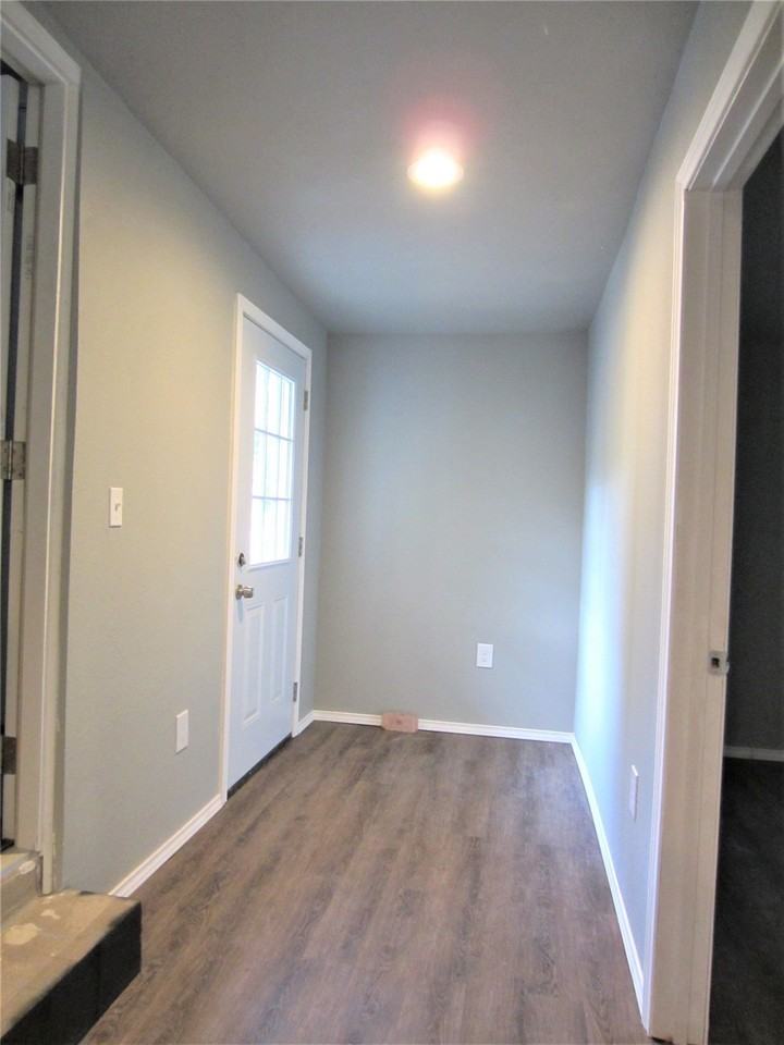 1420 Knight St #100 - Photo 7 of 19