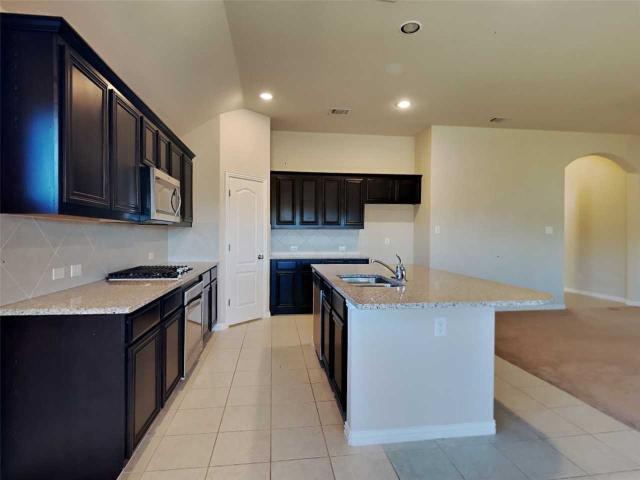 1618 Sherwood Dr - Photo 3 of 18