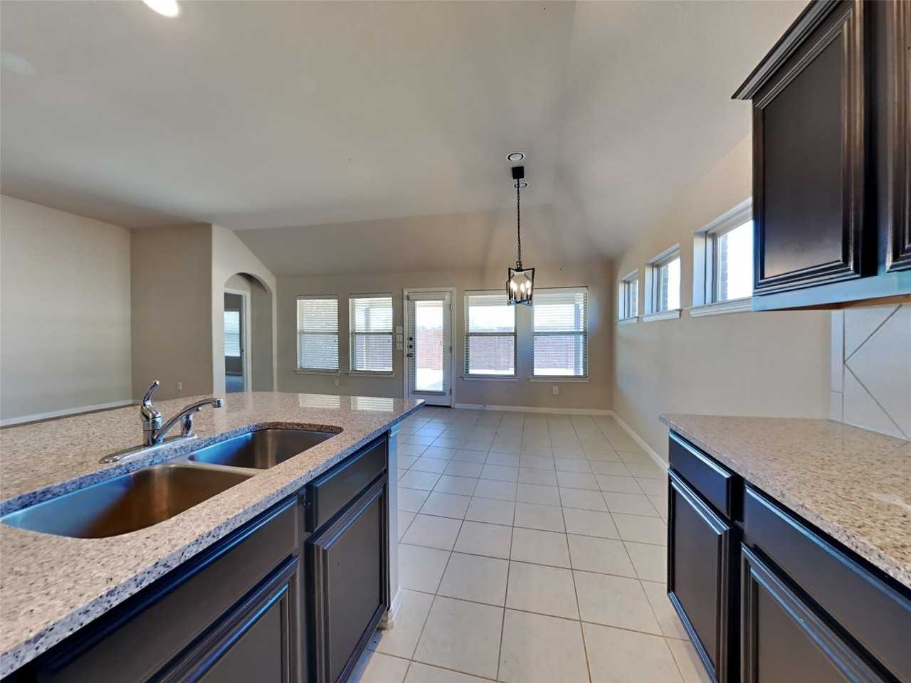 1618 Sherwood Dr - Photo 4 of 18