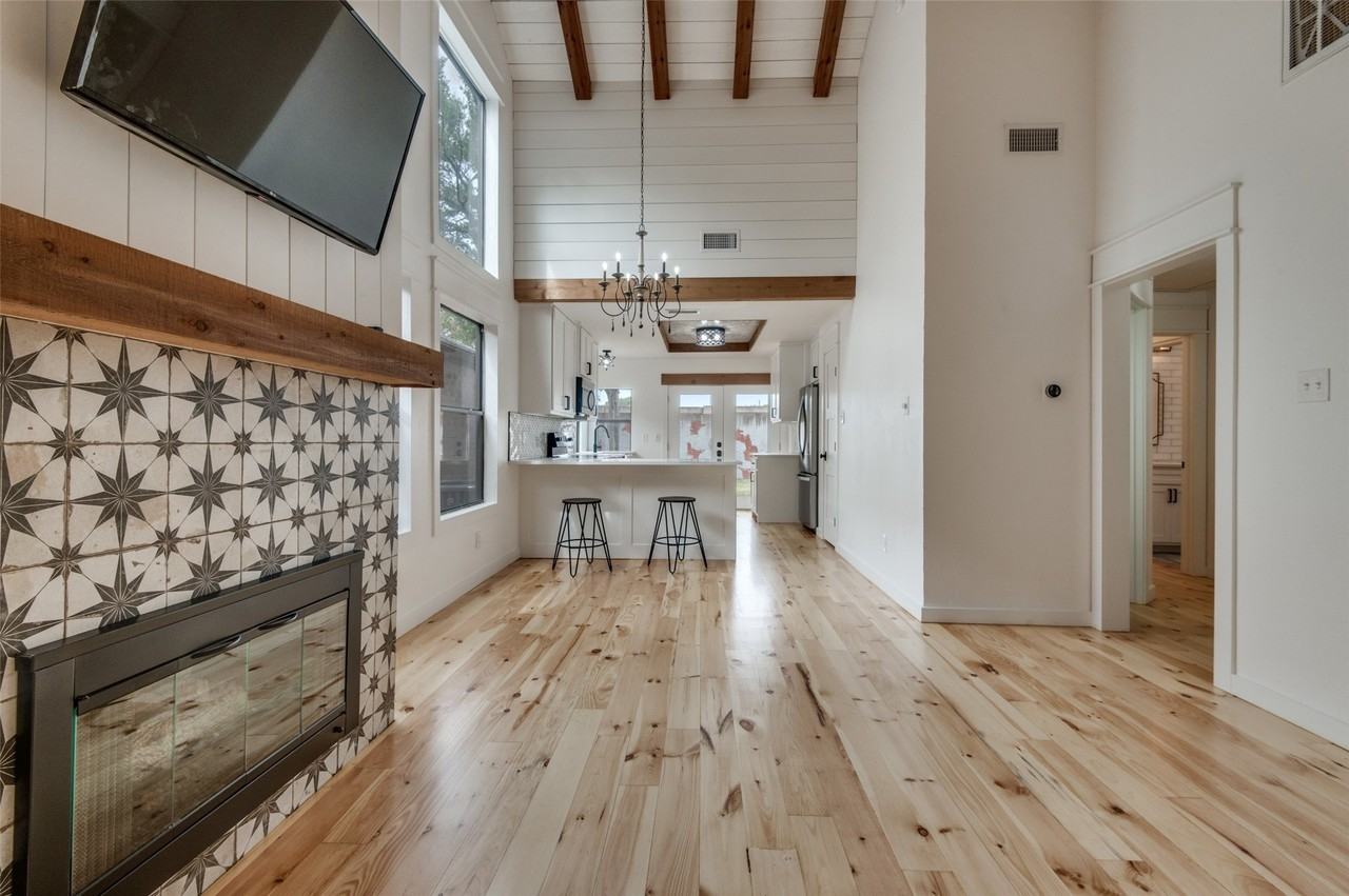 4011 Rosser Sq - Photo 3 of 13