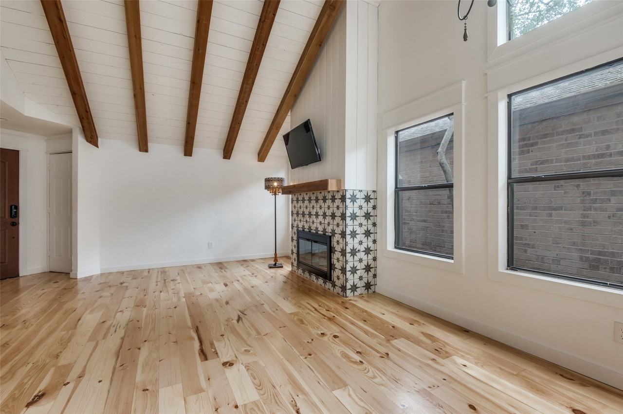 4011 Rosser Sq - Photo 4 of 13