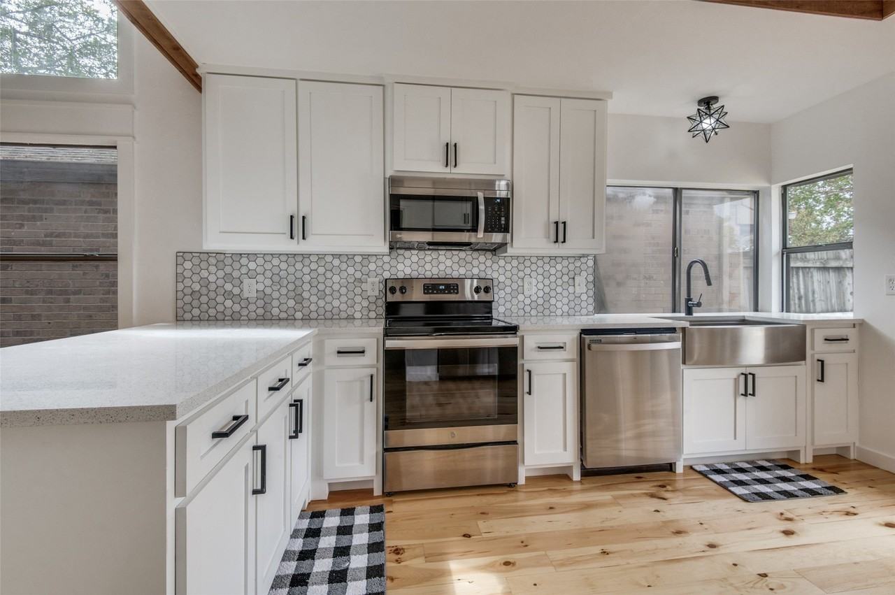 4011 Rosser Sq - Photo 6 of 13
