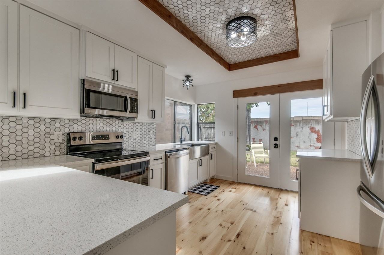 4011 Rosser Sq - Photo 7 of 13