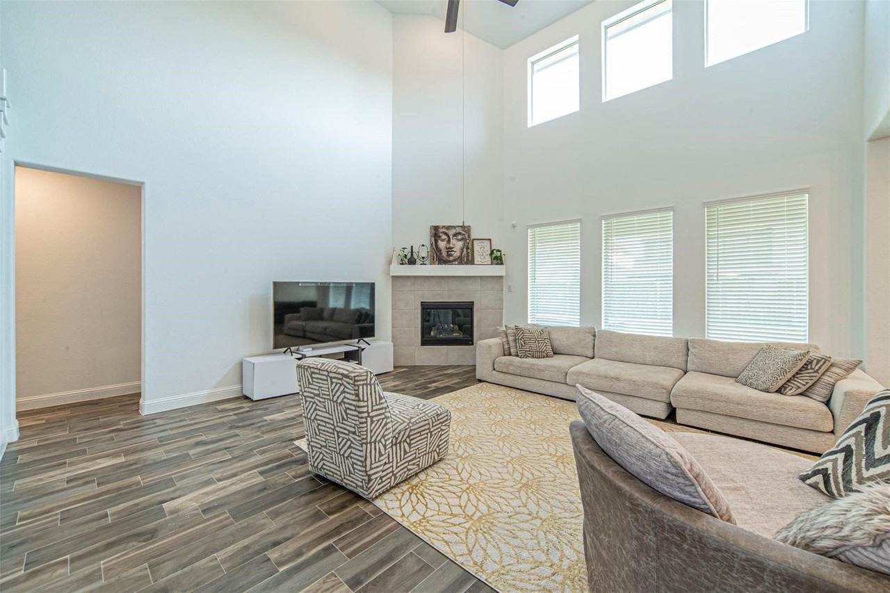 1190 Blazingstar Dr - Photo 3 of 15