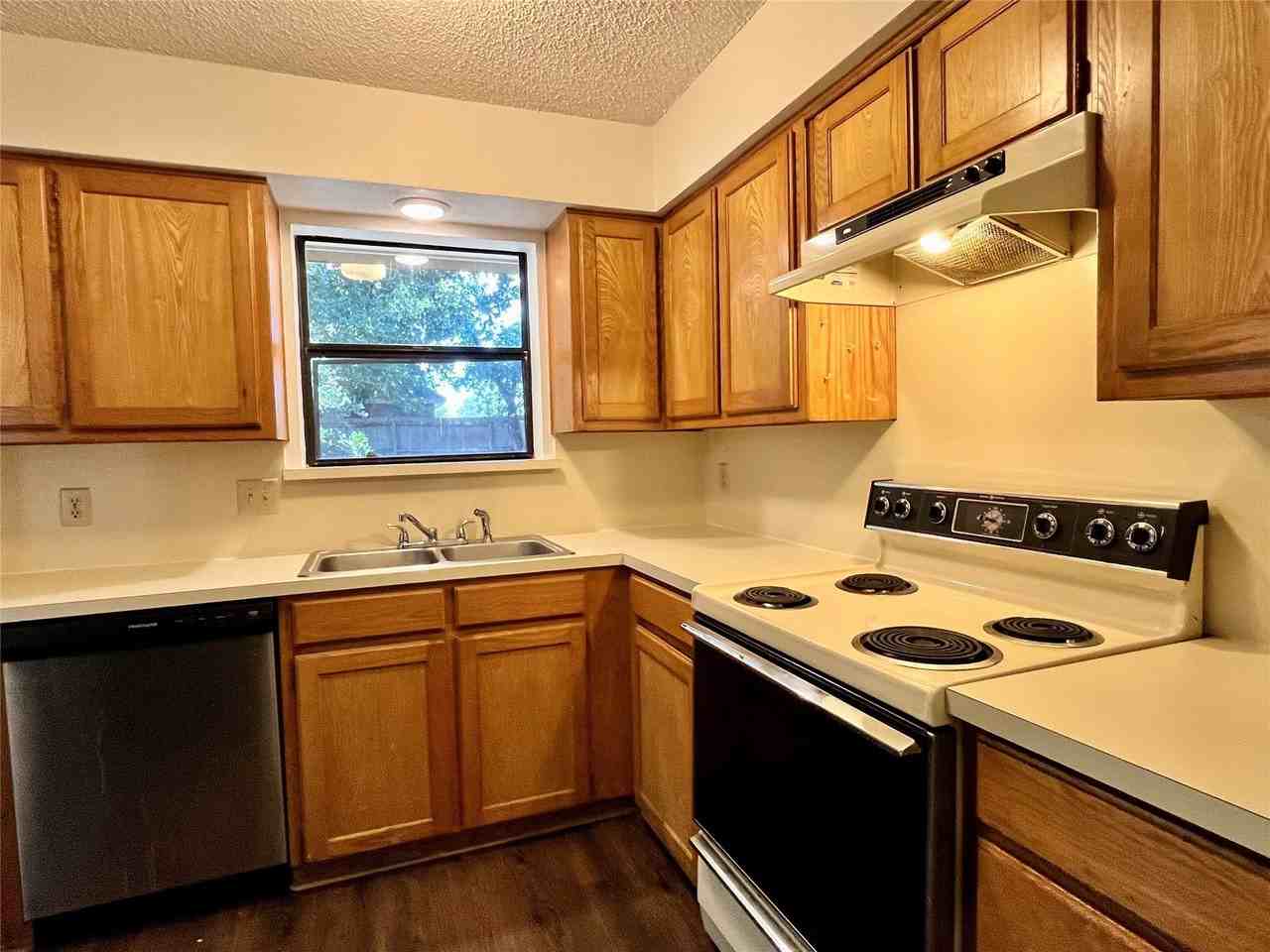 301 Joshua St - Photo 2 of 14