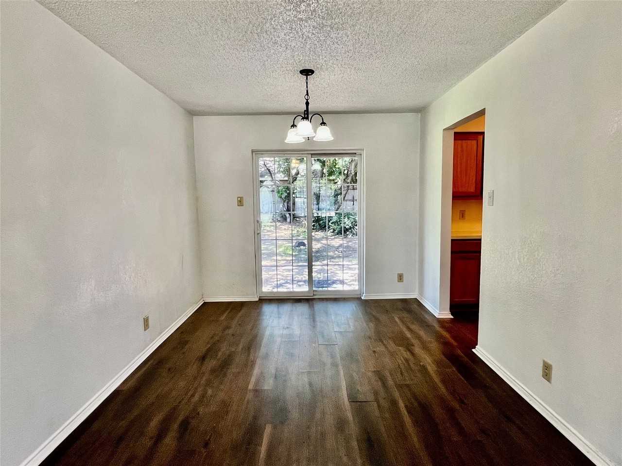 301 Joshua St - Photo 4 of 14