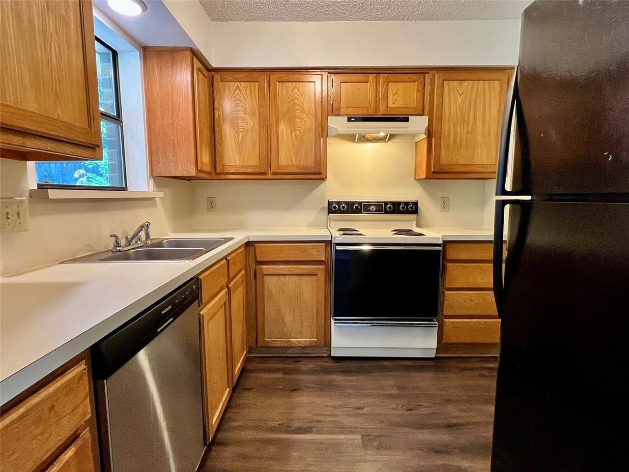 301 Joshua St - Photo 5 of 14