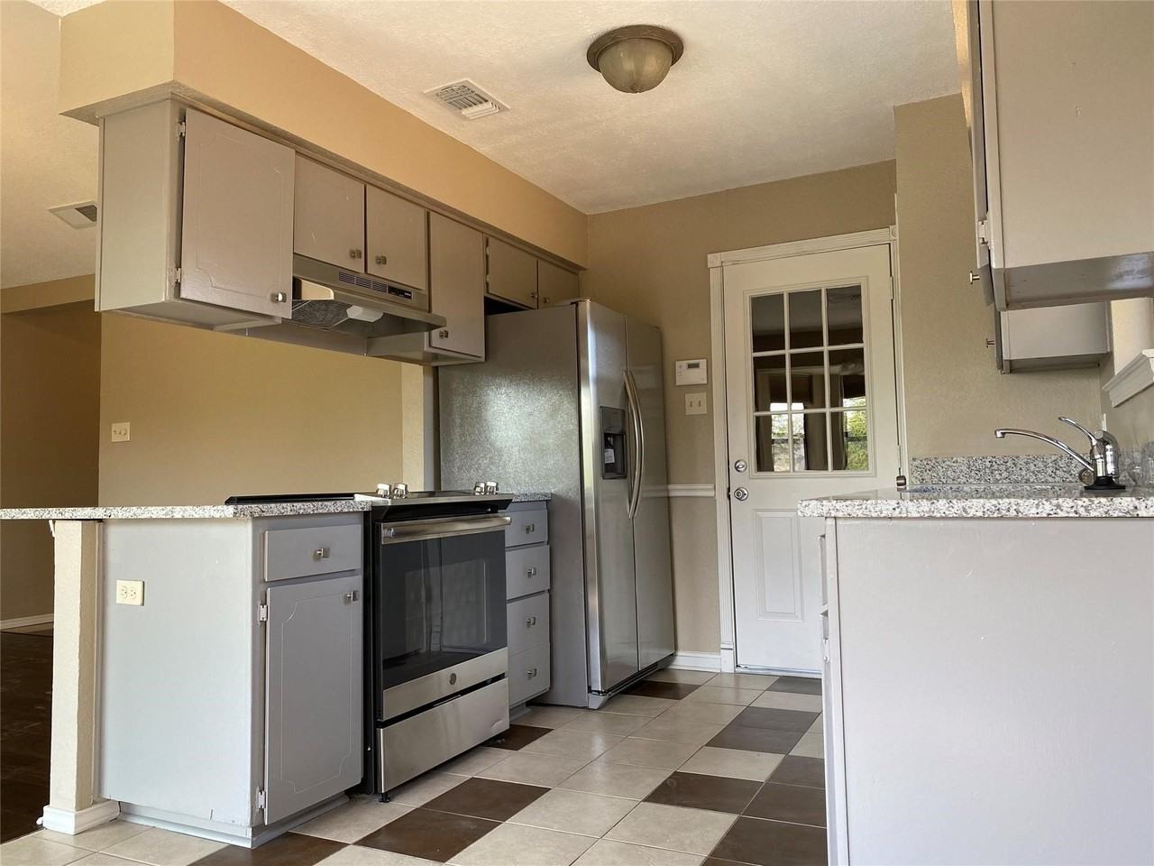 5824 Storm Dr - Photo 4 of 28