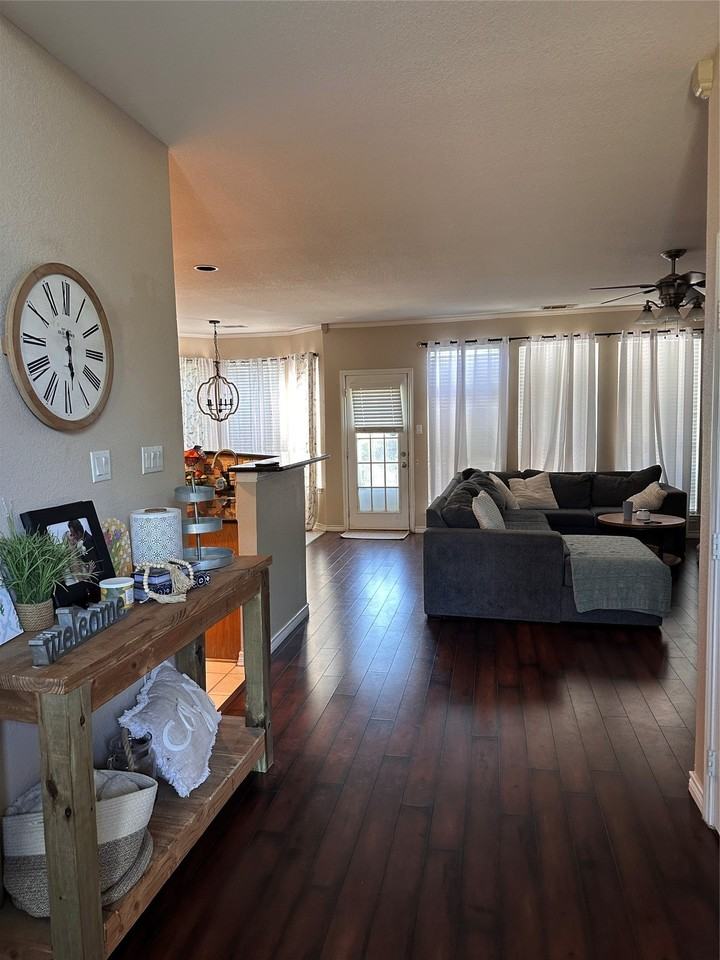 609 Saddleback Ln - Photo 3 of 14