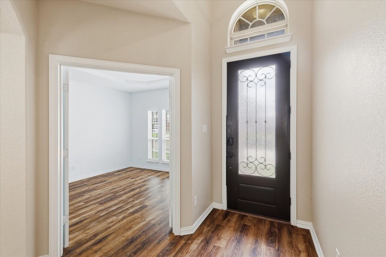 9841 White Bear Trl - Photo 4 of 38