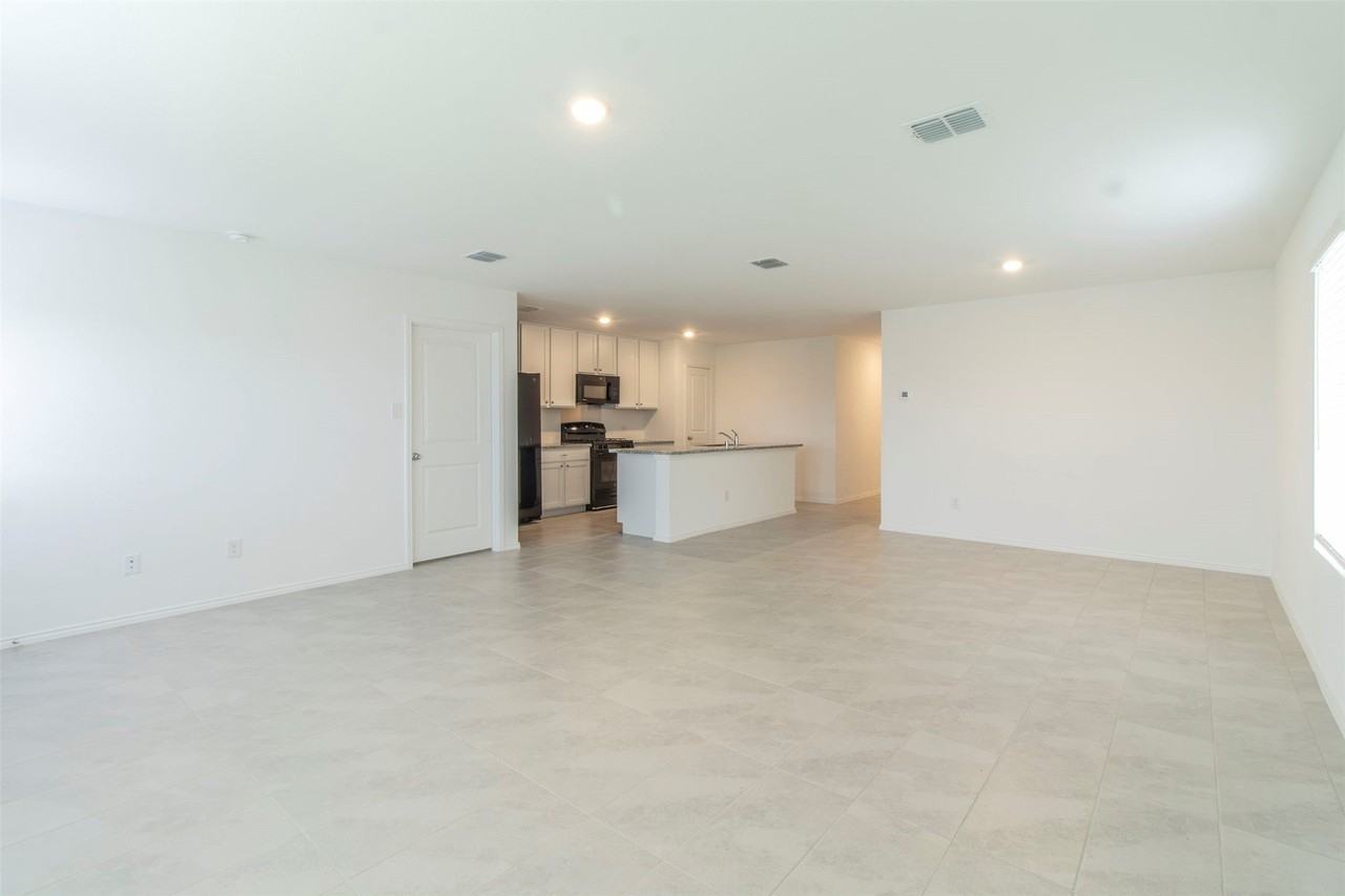 1122 Arborwood Dr - Photo 2 of 26