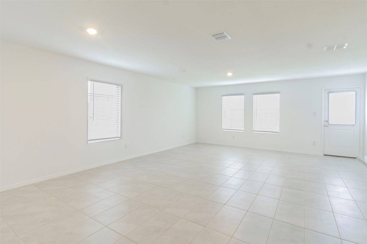 1122 Arborwood Dr - Photo 3 of 26