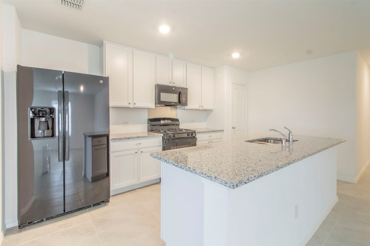 1122 Arborwood Dr - Photo 4 of 26