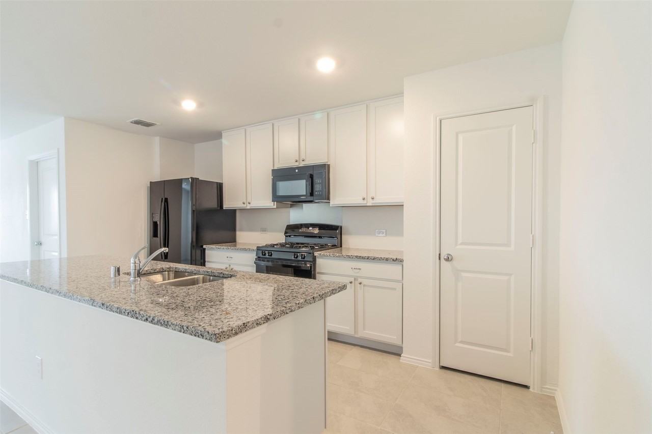 1122 Arborwood Dr - Photo 5 of 26