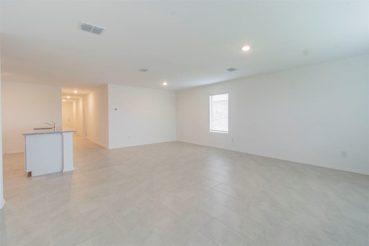 1122 Arborwood Dr - Photo 7 of 26