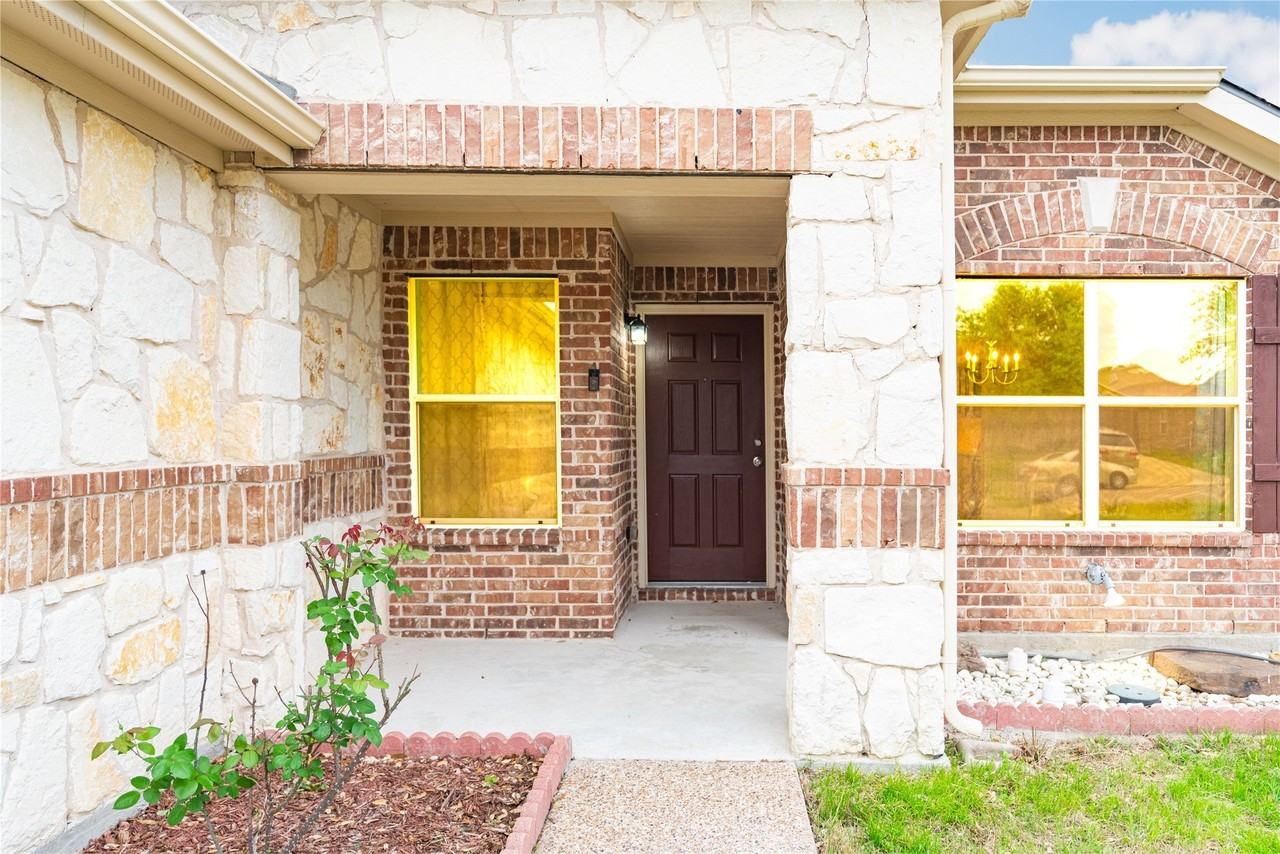 1906 Castaway Dr - Photo 4 of 35