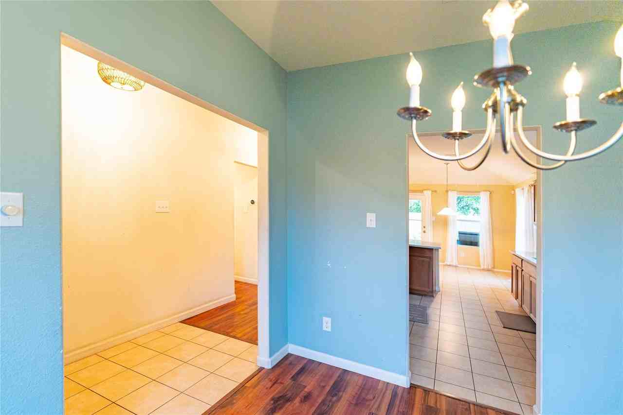 1906 Castaway Dr - Photo 7 of 35