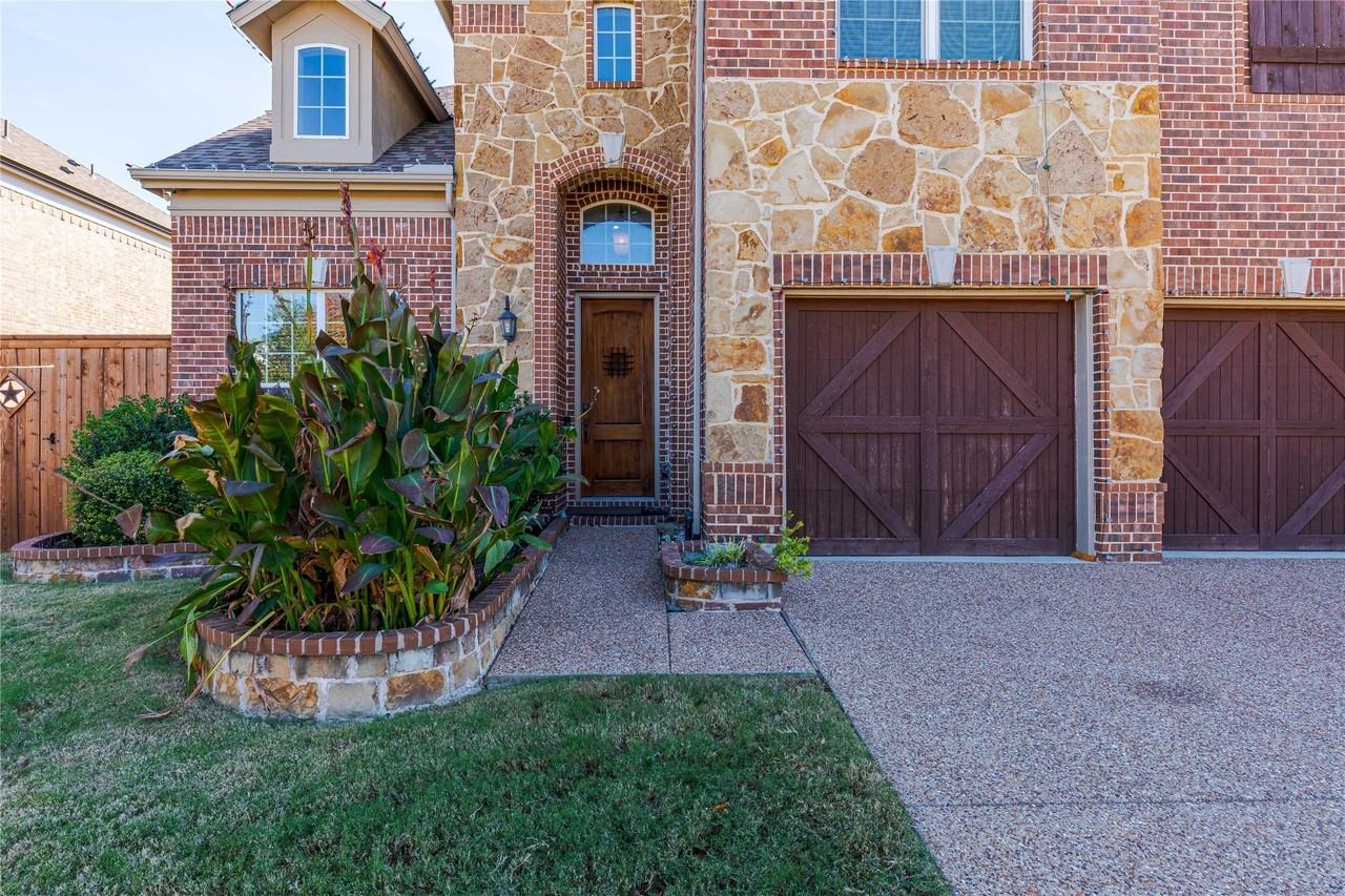 2555 Hannah Cir - Photo 3 of 33