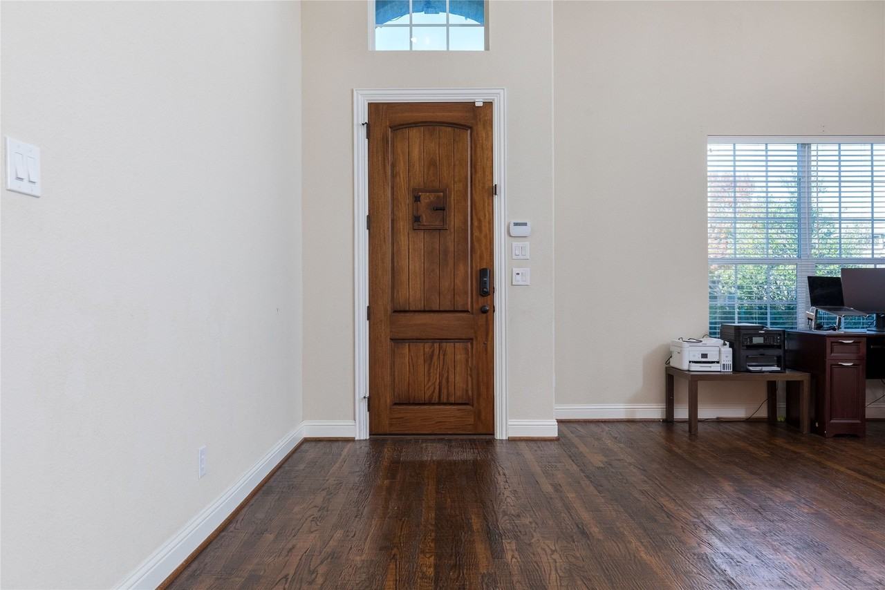 2555 Hannah Cir - Photo 4 of 33