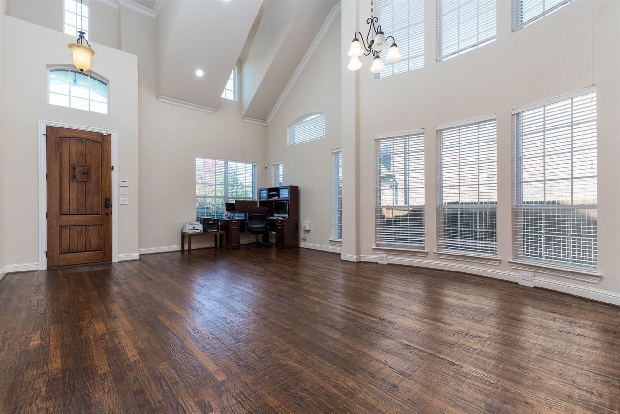 2555 Hannah Cir - Photo 5 of 33