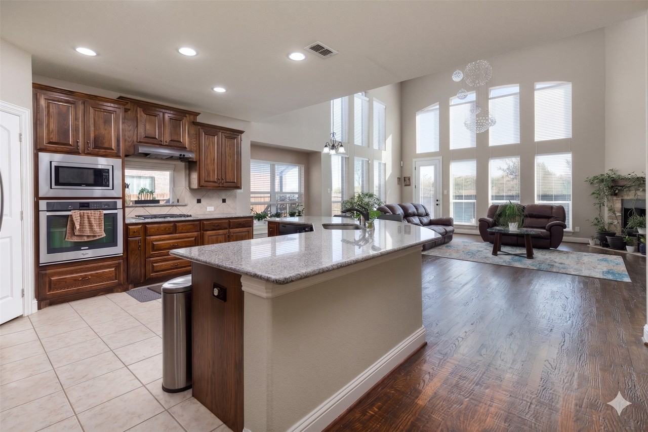 2555 Hannah Cir - Photo 7 of 33