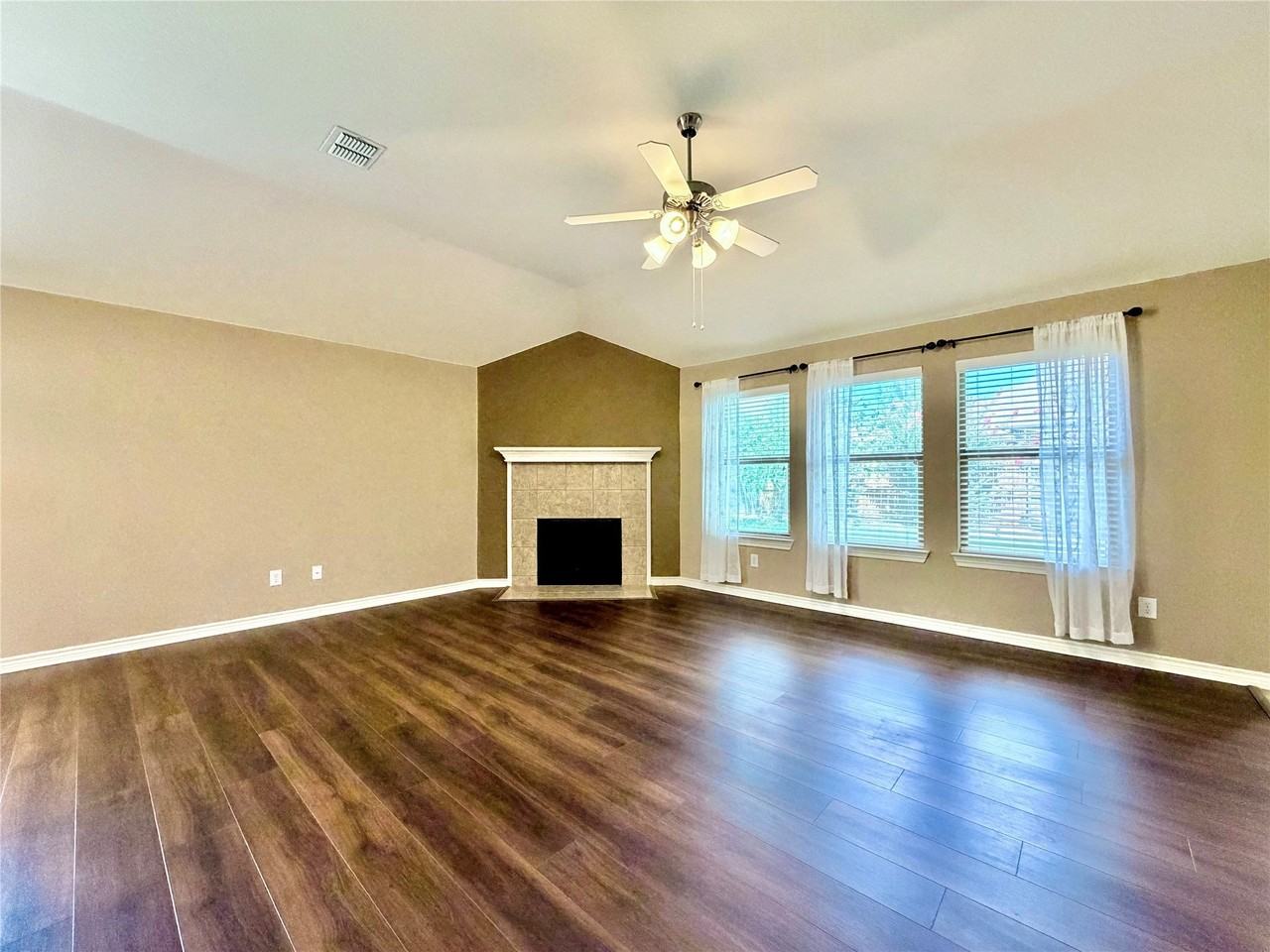 3504 Northpointe Dr - Photo 3 of 18