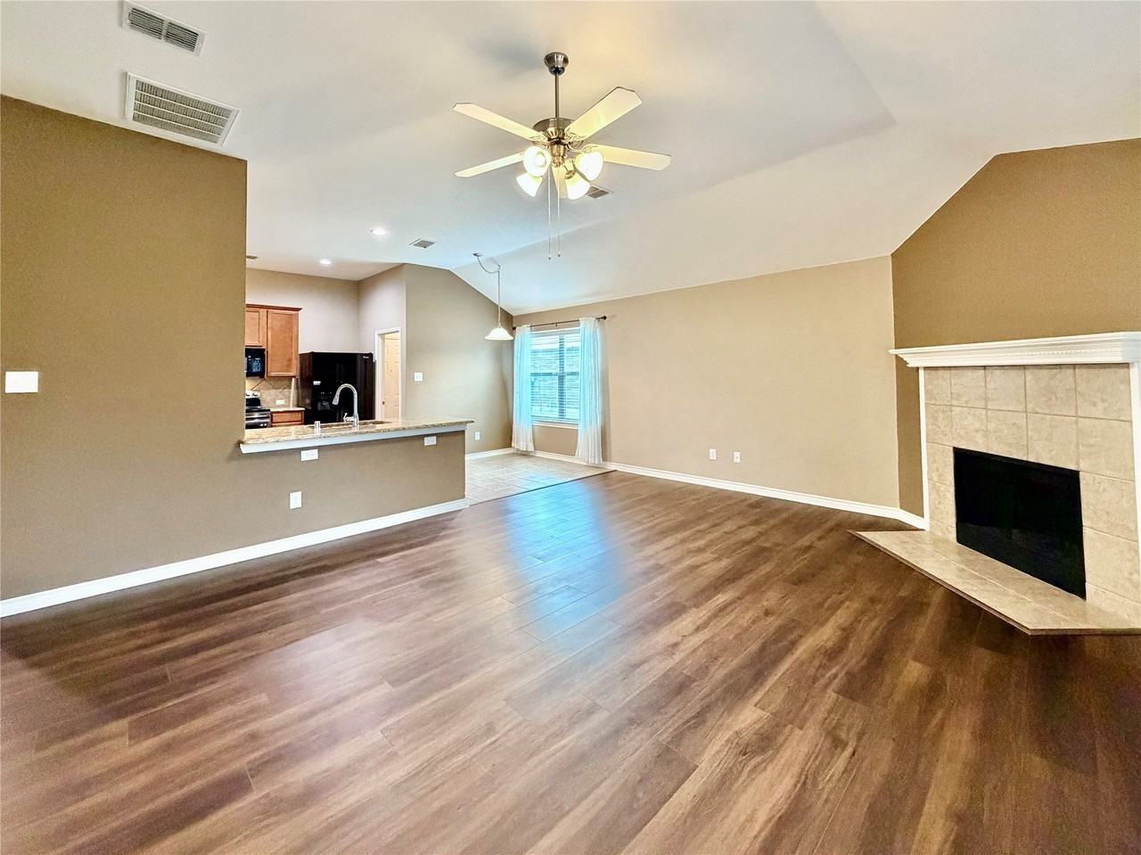 3504 Northpointe Dr - Photo 4 of 18