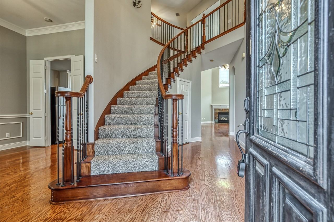 6533 Riveredge Dr - Photo 3 of 36