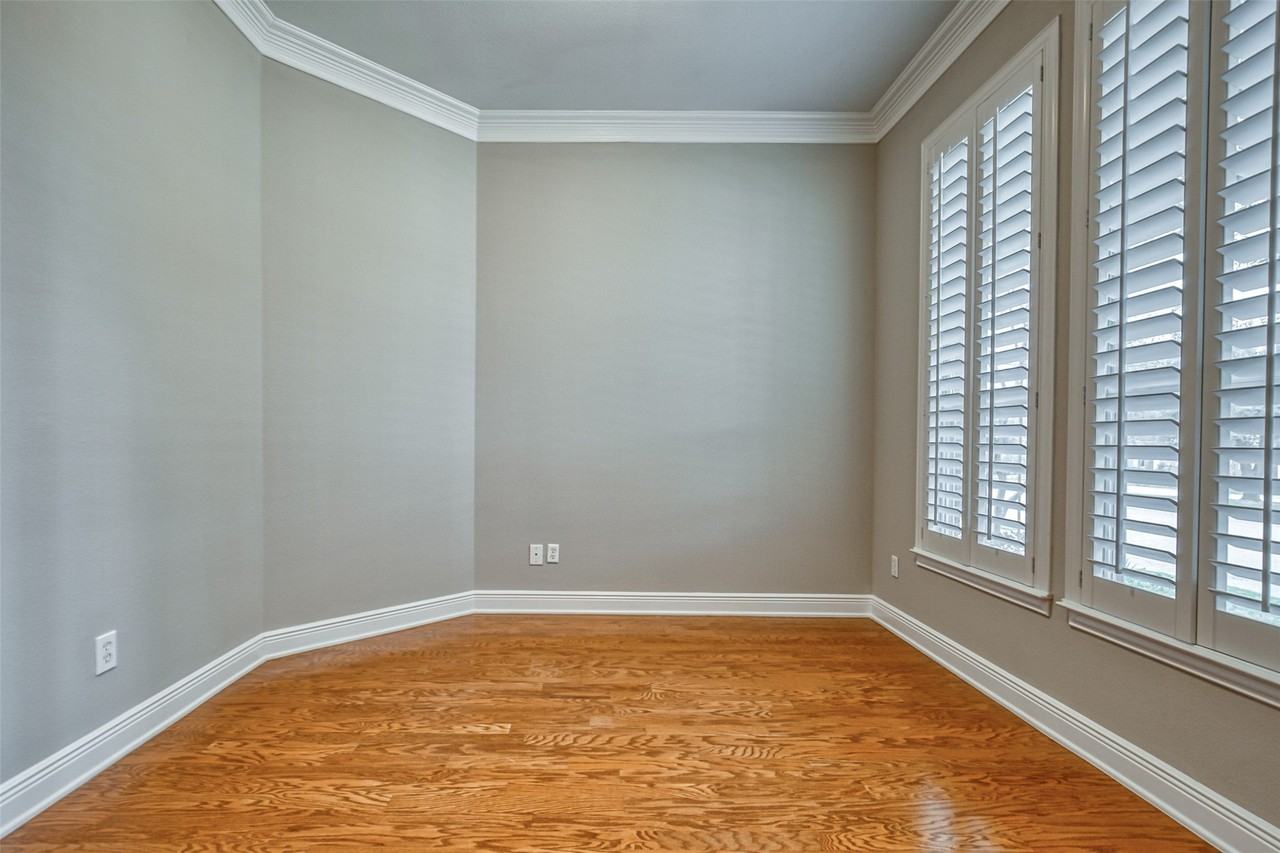 6533 Riveredge Dr - Photo 4 of 36