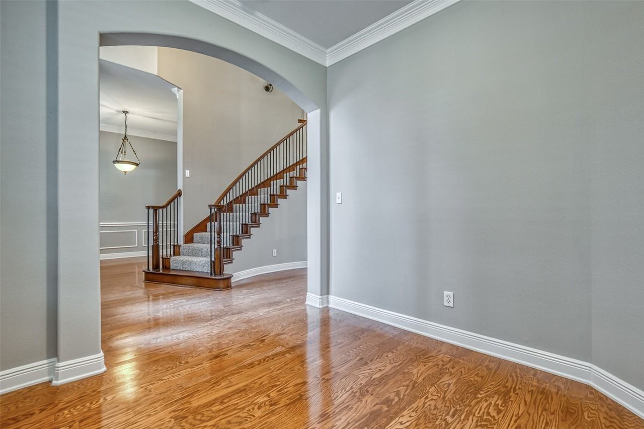 6533 Riveredge Dr - Photo 5 of 36