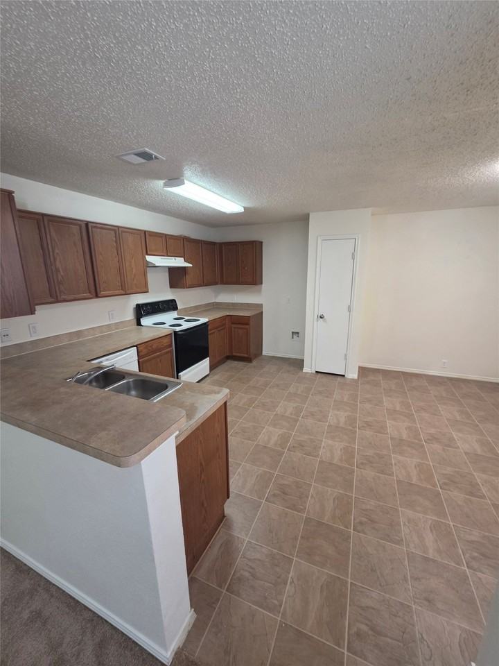 725 Trinity Ln - Photo 2 of 10