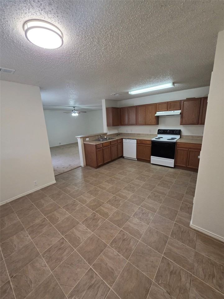 725 Trinity Ln - Photo 3 of 10