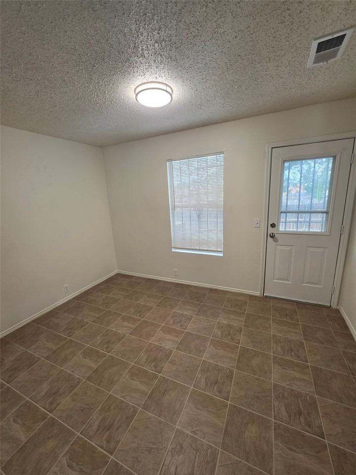 725 Trinity Ln - Photo 4 of 10