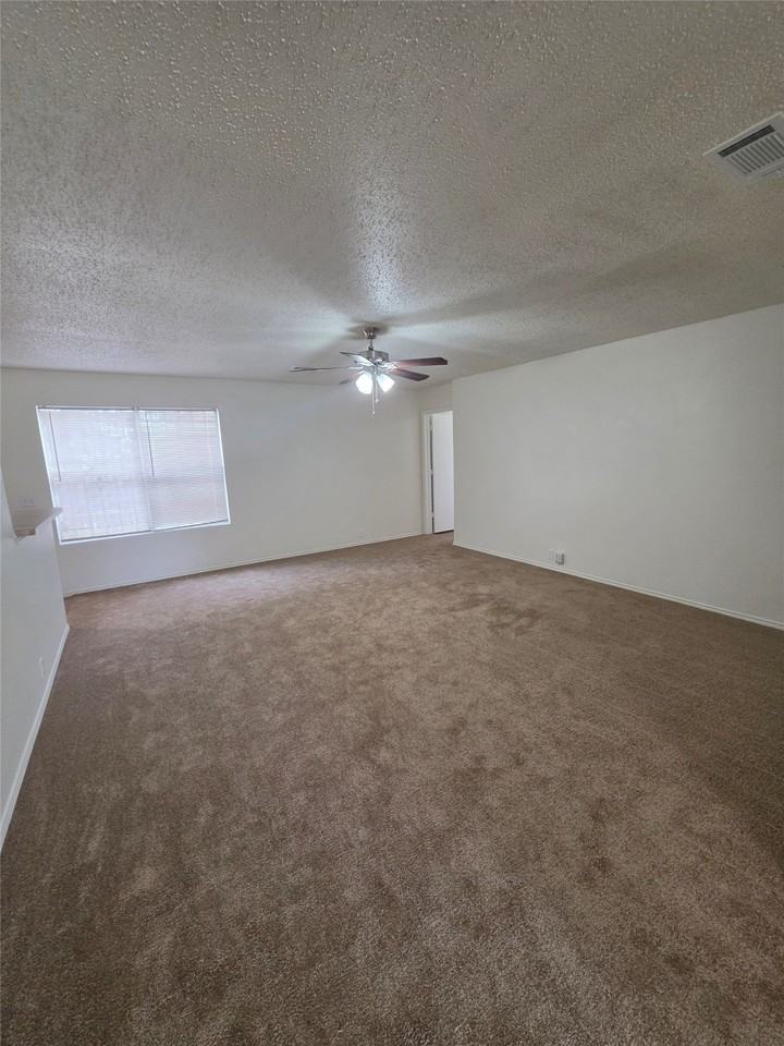 725 Trinity Ln - Photo 5 of 10