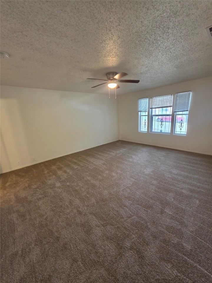 725 Trinity Ln - Photo 6 of 10