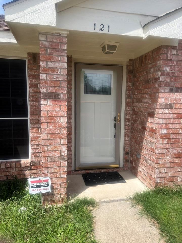 121 Brookside Dr