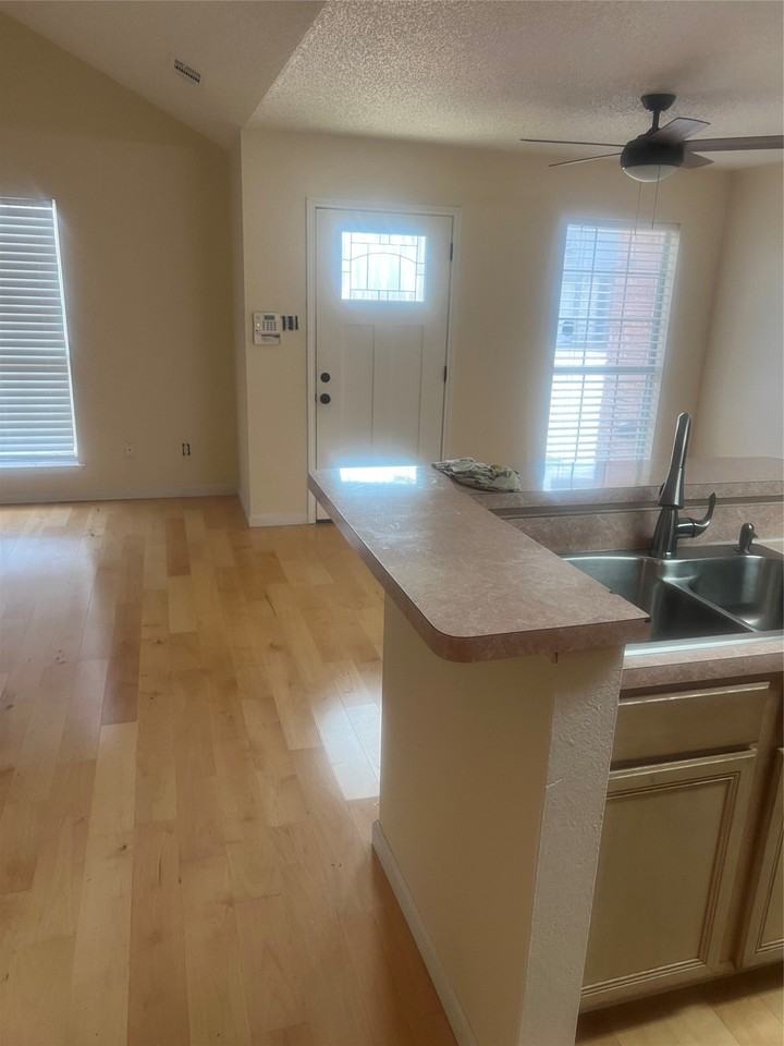 121 Brookside Dr - Photo 3 of 10