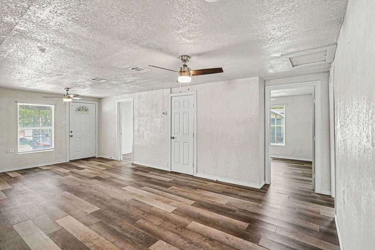 1321 34th St - Photo 5 of 25