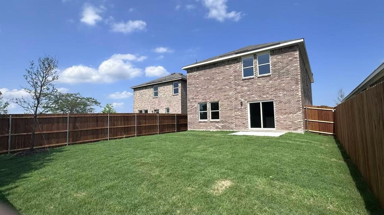 2105 Meadow Park Dr - Photo 2 of 16