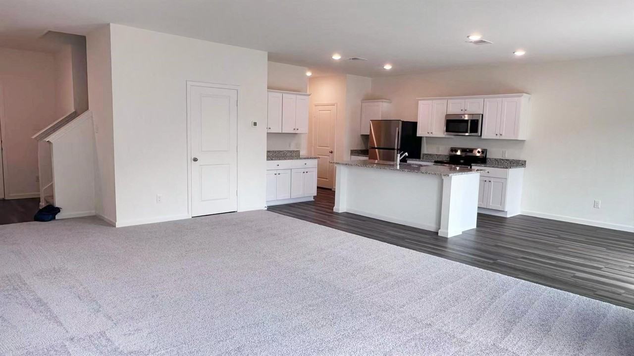 2105 Meadow Park Dr - Photo 4 of 16