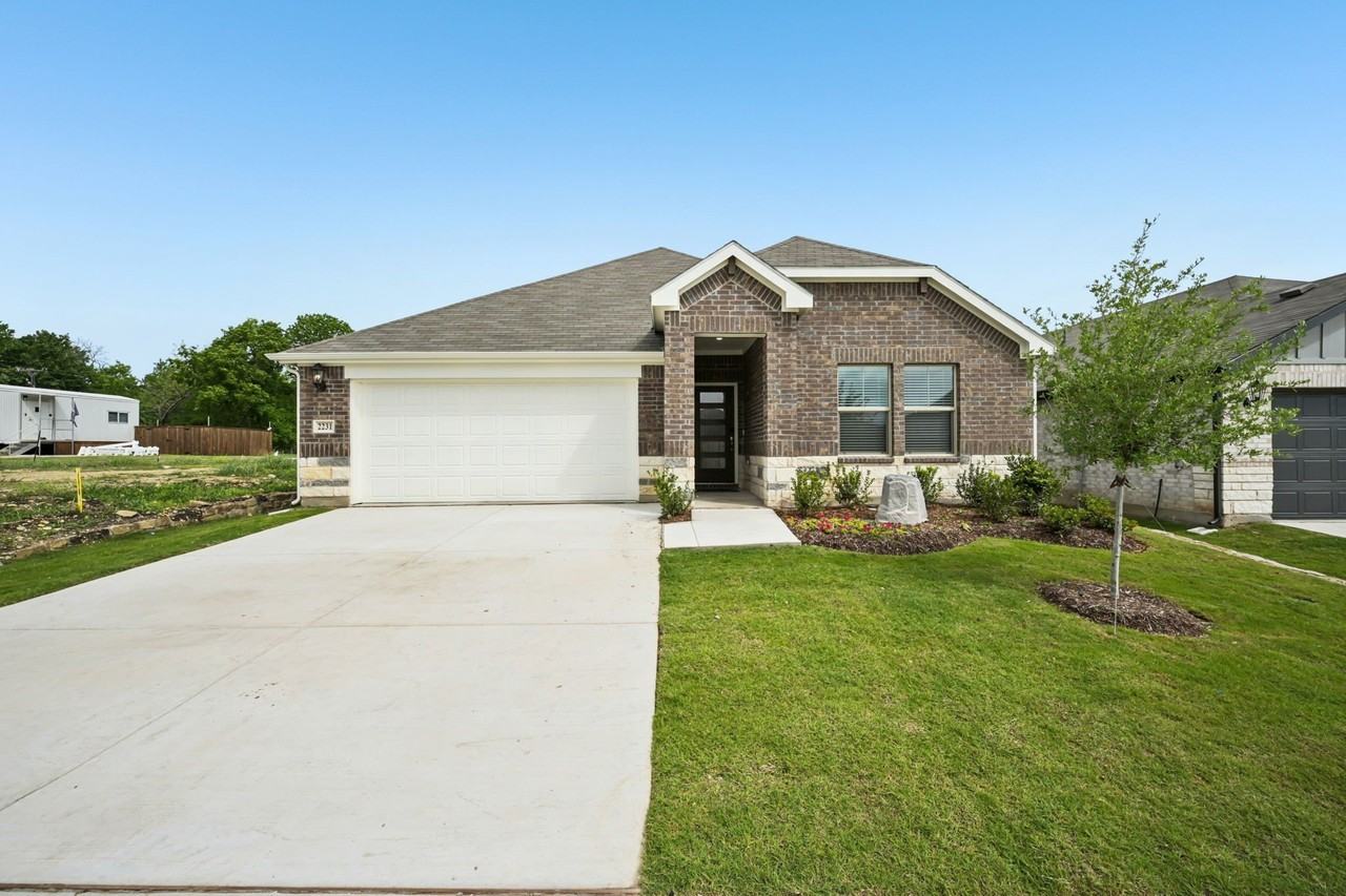 2231 Rannoch St - Photo 2 of 11