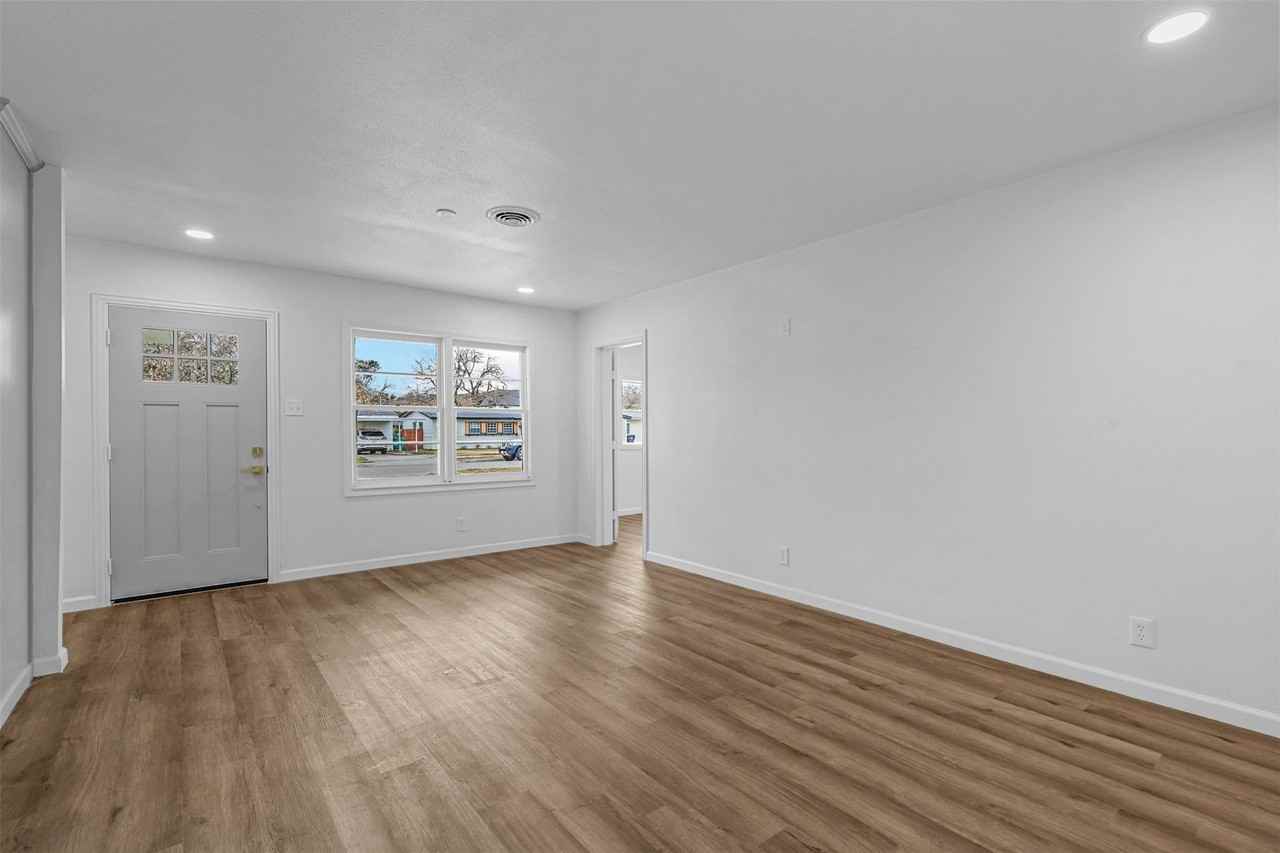 5832 Tracyne Dr - Photo 3 of 37