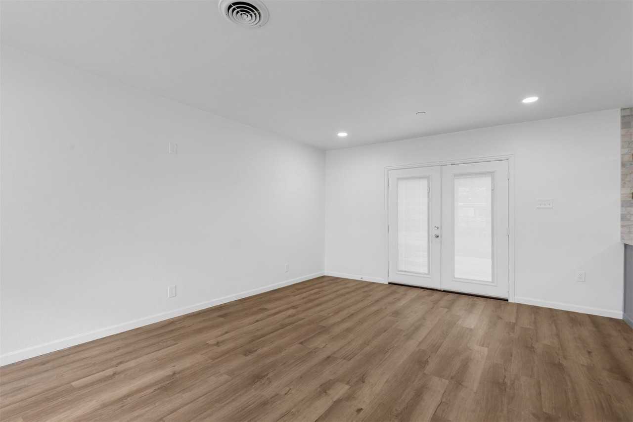 5832 Tracyne Dr - Photo 4 of 37