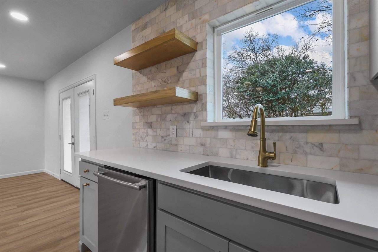 5832 Tracyne Dr - Photo 5 of 37