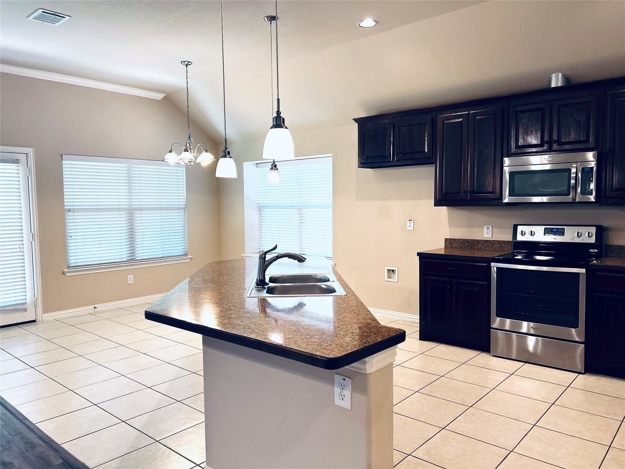 217 Creekwood Dr - Photo 4 of 26