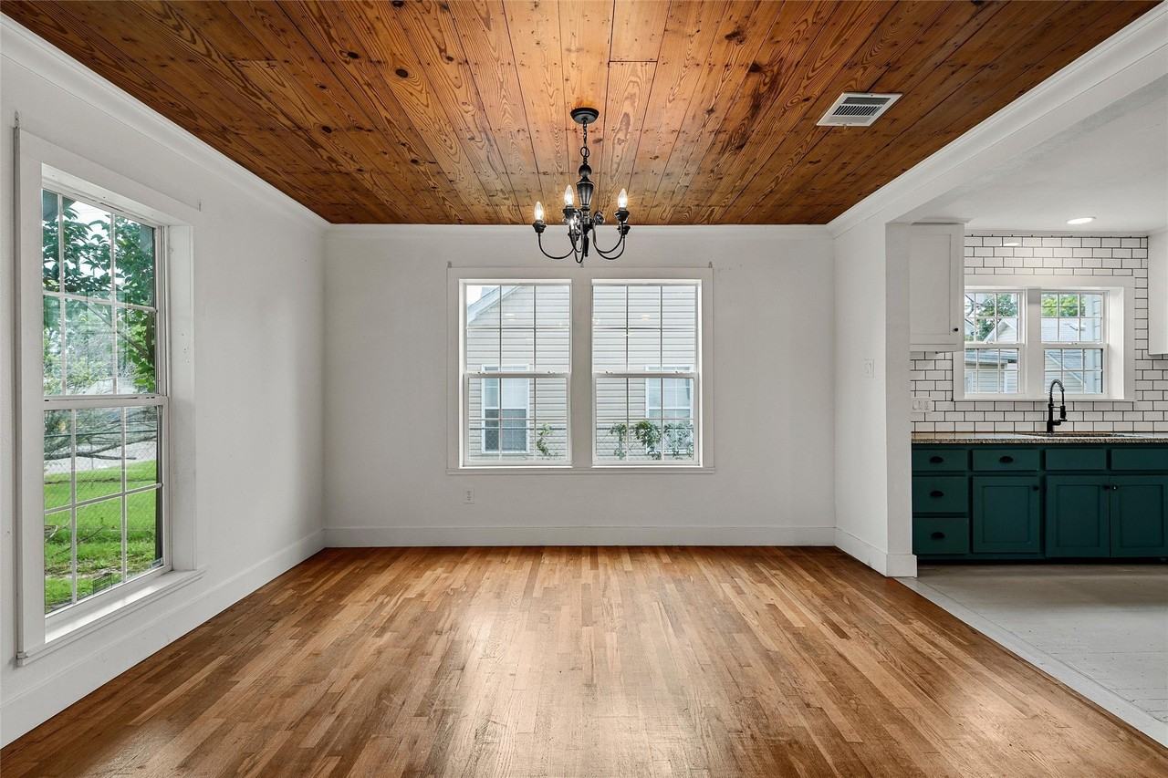 2704 Herring Ave - Photo 4 of 24