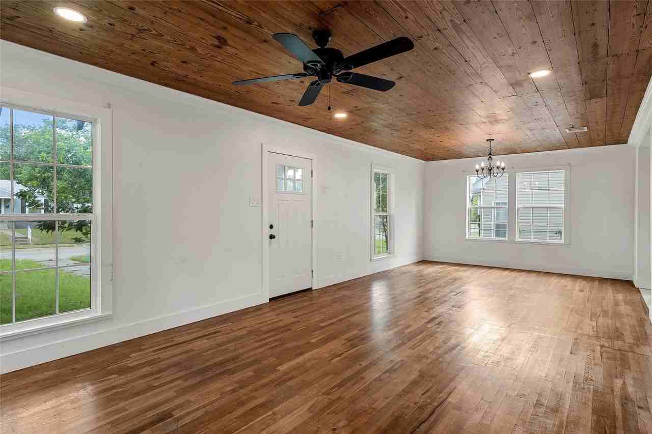 2704 Herring Ave - Photo 5 of 24