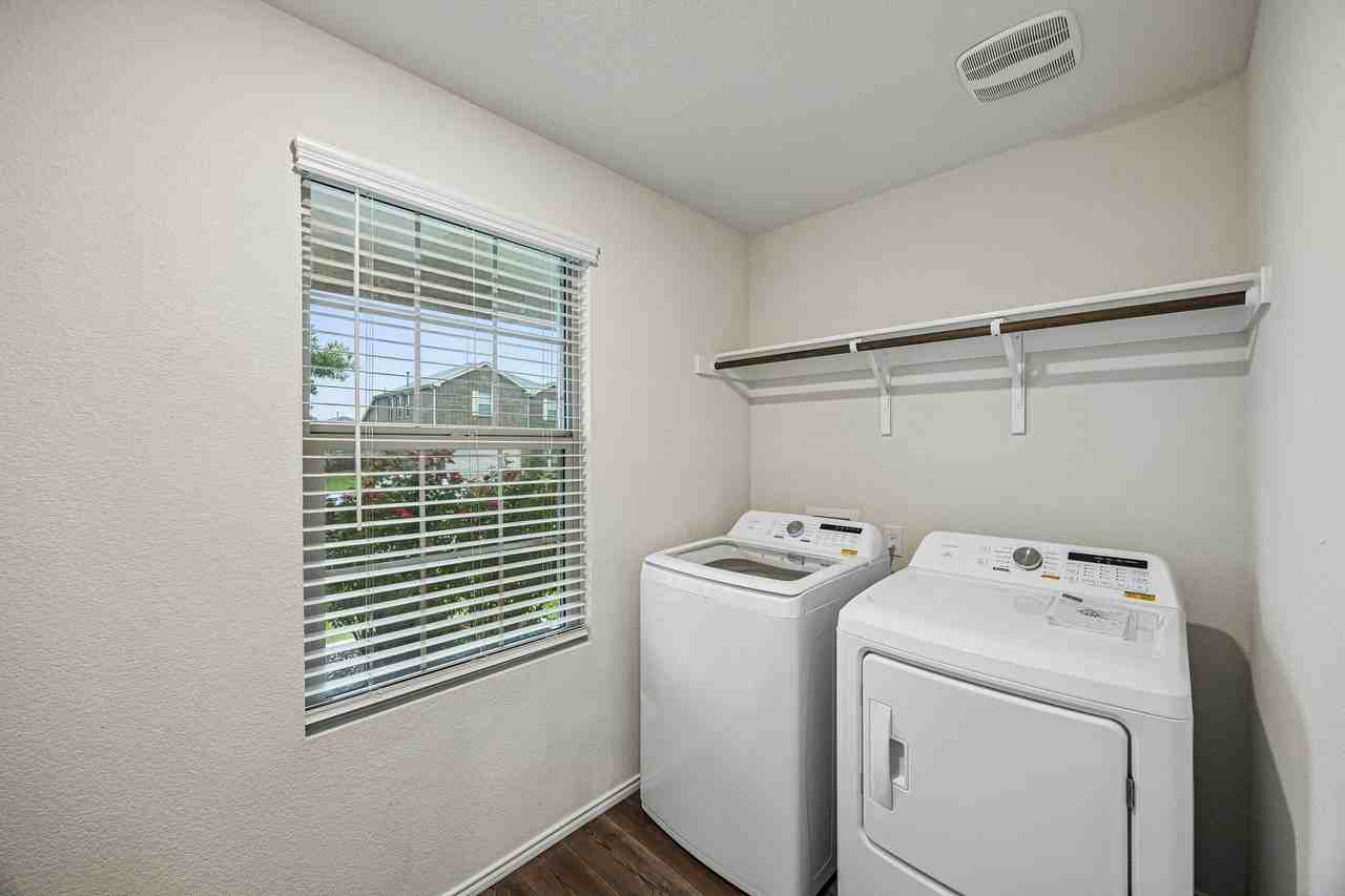 1605 Fields View Dr - Photo 3 of 30