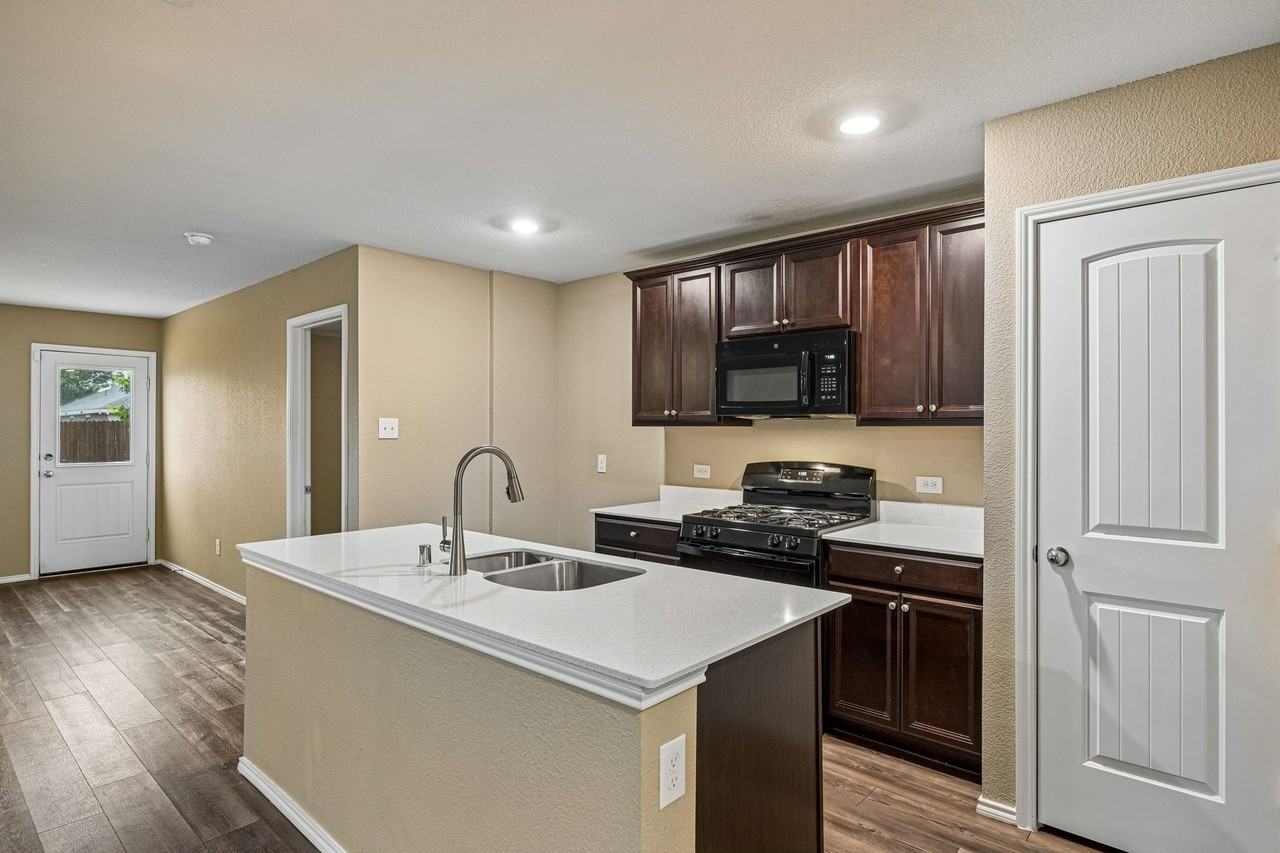 1605 Fields View Dr - Photo 5 of 30