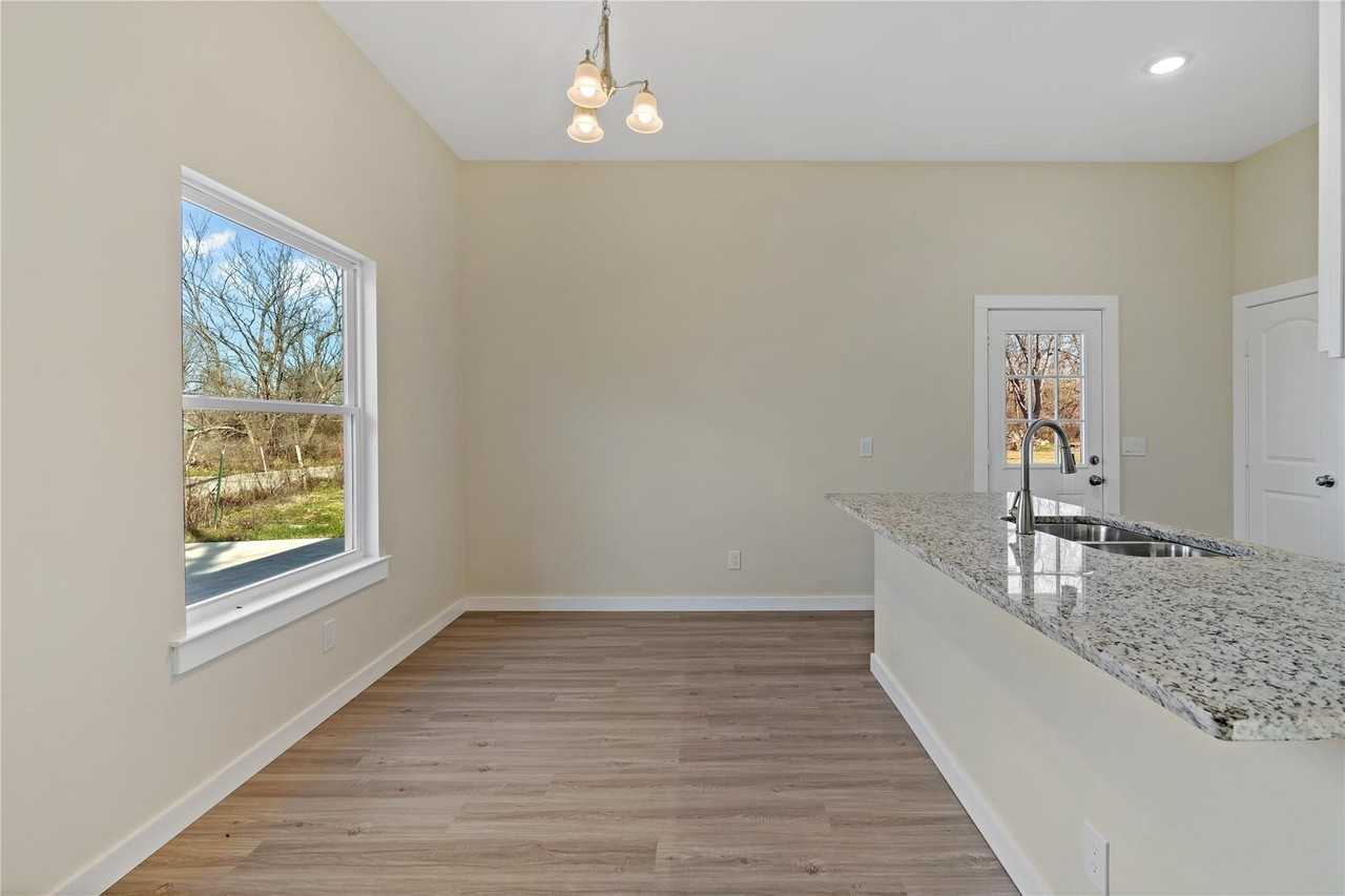 1350 Fitzhugh Ave - Photo 3 of 10